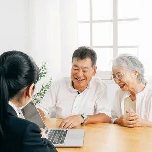 相談員の説明を聞くご夫婦