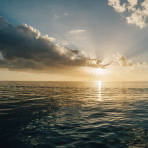 朝日がのぼる海の写真