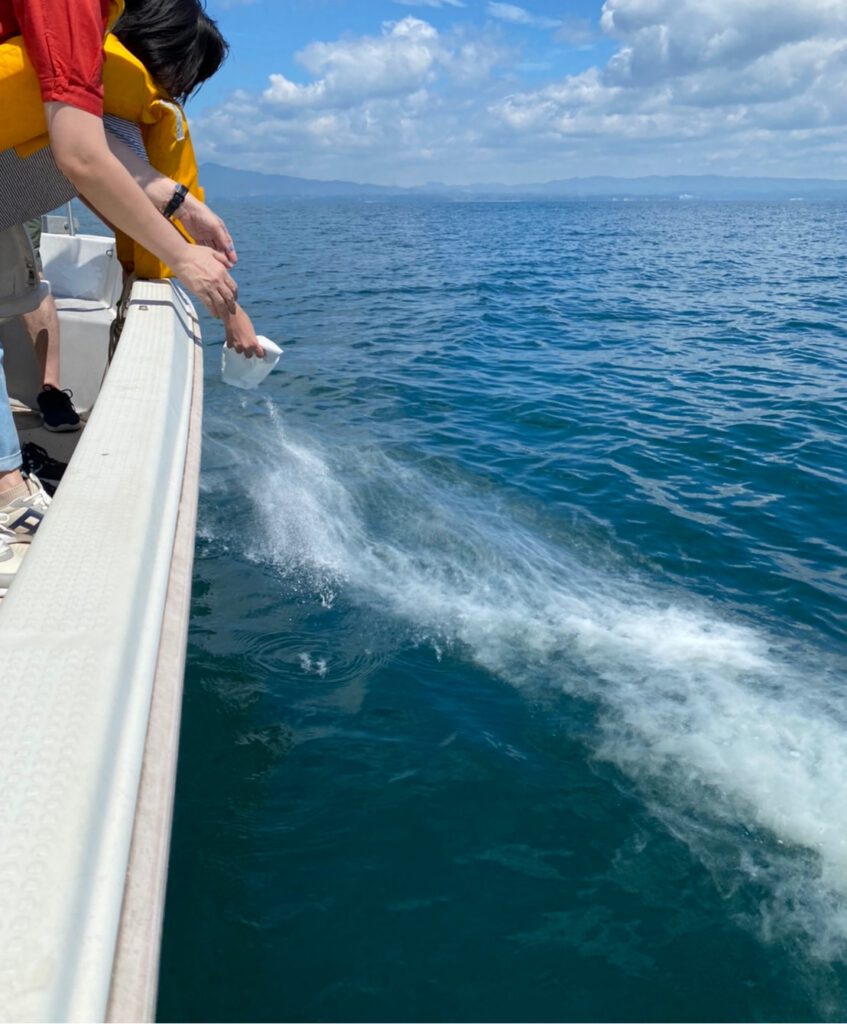 家族で船を貸切って別府湾でお見送り海洋散骨をしている様子
