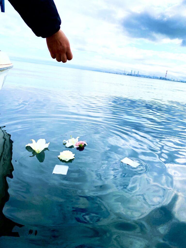 別府湾にお母さんの遺骨を海洋散骨した後、お花を献花してそれぞれが書いたお手紙を流しました