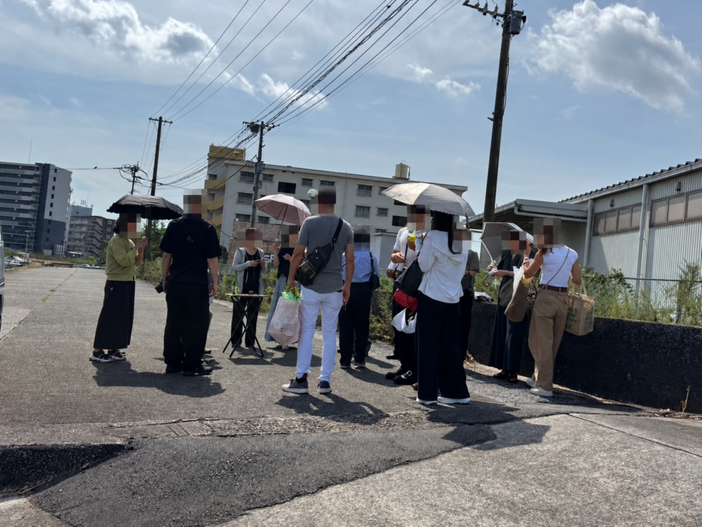 大分県別府湾での海洋散骨で、花と榊、日本酒、故人が好きだったビールを海へ手向ける様子