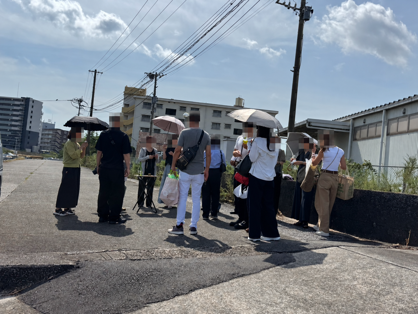 大分県別府湾での海洋散骨で、花と榊、日本酒、故人が好きだったビールを海へ手向ける様子